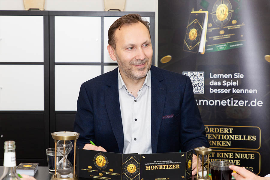 Alexander Neff - Gründer der SEO-Agentur blogguru - moderiert ein Monetizer-Spiel für Unternehmer
