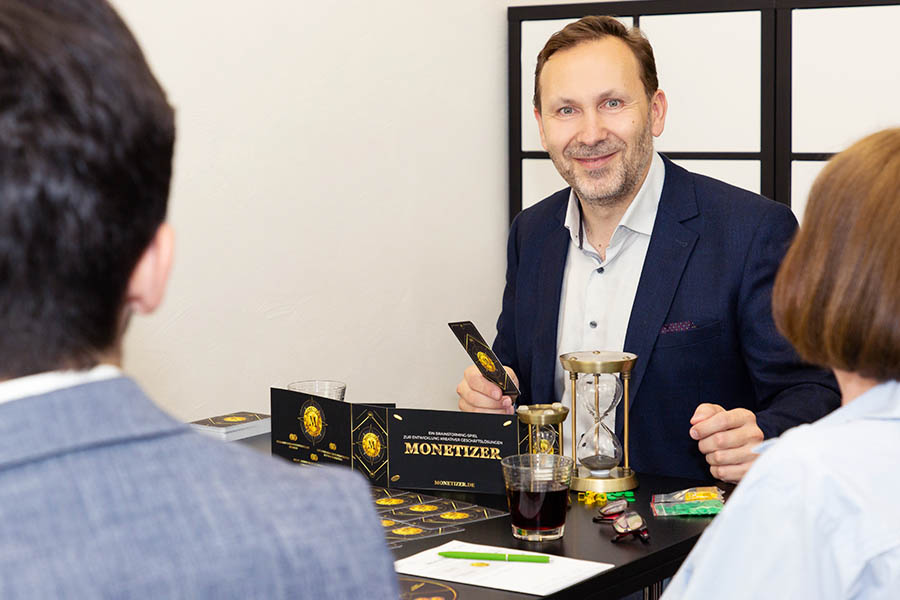 Alexander Neff leitet das Monetizer-Spiel für Unternehmer und hilft ihnen, Marketing-Ideen zu entwickeln, die ihr Unternehmen voranbringen.